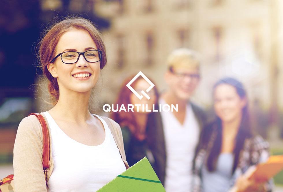 Junge Studentin hält Mappe in der Hand