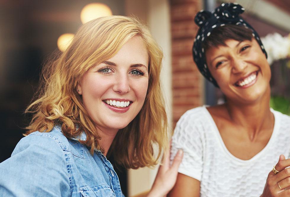 Zwei Frauen lachen